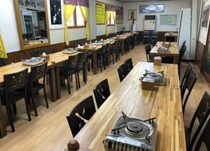 “테이블에 앉아서 갓 지은 돌솥밥 드세요”