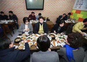 김종천 과천시장, 코로나 피해 식당 방문 시의원들과 오찬