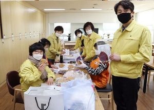 안양시의회 의원들, 소외 이웃 위한 면마스크 제작 봉사