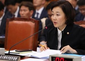 박영선 중기부 장관 "소상공인 자금 지원 적체 조만간 해소"