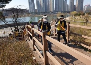 수원시, 코로나19 확산 방지 위한 광교호수공원 방역