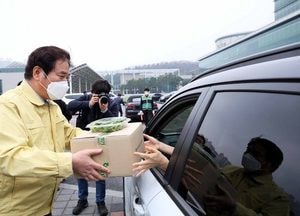 백군기 용인시장, 직접 드라이브 스루 마켓서 판매