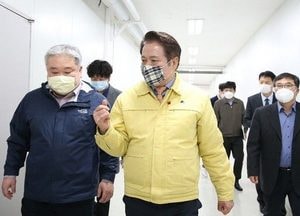 최대호 안양시장, 체온계 안정적 공급에 주력