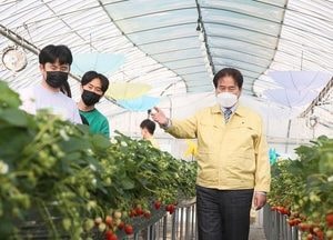 백군기 용인시장, 어려움 겪는 청년 농가 격려 방문