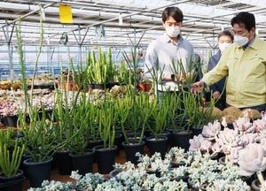 백군기 용인시장, 코로나19로 어려움 겪는 청년 농가 격려