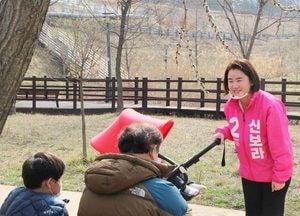신보라 후보, ‘이색 선거운동’ 눈길