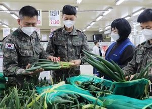 육군 1군단, 지역 농산물 구매 확대로 경제 살리기 동참