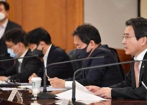 김용범 기재 차관, 코로나 19 사태 대응 전략과 관련 “다시 도약하는 기회” 강변