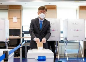 ‘국가의 미래 결정하는 매우 중요한 일’···이재명 지사, 국회의원 선거 사전투표 마쳐