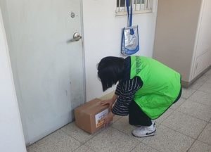 의왕시장애인주간보호시설, 이용자 가족에 '코로나 예방키트' 전달