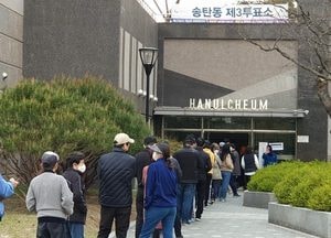 늦은 시간까지 이어지는 투표열기