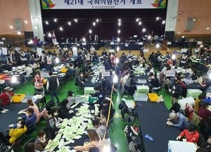 개표 시작합니다···분주한 파주시 개표소