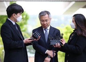 최강욱, 조국 아들 '허위 인턴 증명서' 발급 혐의로 공판 출석