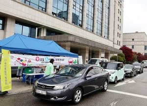 부모들이 좋아한다···안양시 영유아 놀이 키트 드라이브스루 "인기"