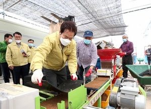 백군기 용인시장, 못자리 설치 농민들 격려