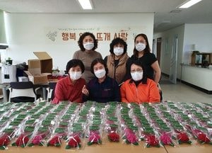 옹진군 봉사자,  손뜨개 카네이션으로 孝 실천
