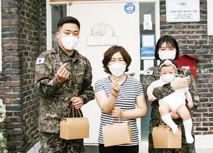 6군단 홍재화·서은선 중위 부부, 아동복지시설 찾아 위문품 전달