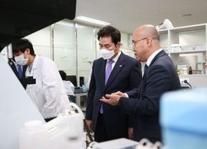 백군기 용인시장, 항체 면역진단 키트 생산업체 방문 임원진 격려