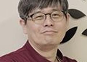 ‘집콕’으로 스마트폰 사용 급증, 척추 건강 위험!