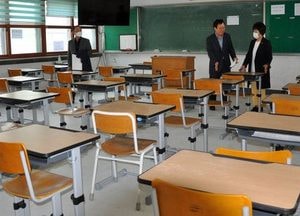 경기도의회 황진희 부위원장, 등교 앞둔 고3 교실 직접 점검