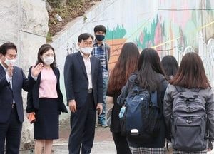 용인 백군기 시장 용인고 등교생 격려