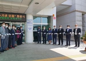 화성시, ‘지방규제혁신 우수기관’ 인증패 현판식 개최···대통령 표창