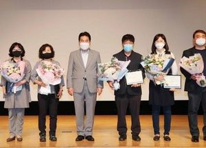용인시 태극기 활성화 유공 단체와 시민 표창장