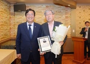 파주시의회, 퇴직 공무원에 ‘감사패’