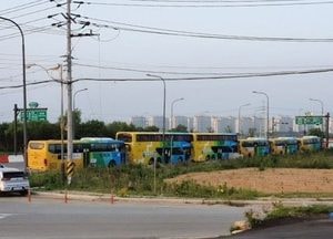 파주, ‘차고지 부족’으로 길가에 내몰린 버스...주변 상가 간판 가려 피해 속출