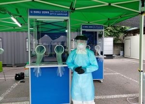 성남시 선별진료소에 냉방장치 부스 설치