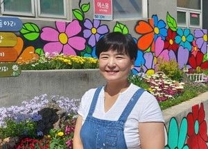 포천 윤스갤러리 윤수정 작가, 아이들과 회색빛 담장에 무지개빛 꿈 펼치다