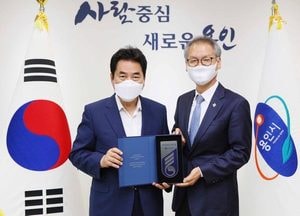 백군기 용인시장 국가유공자 명패 전달받아