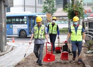 동구청장, 환경미화원 체험…“환경미화원 노고에 감사”
