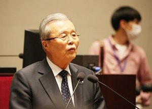 김종인 “선출된 권력이 독재적 방향으로 가면 종말은 뻔해”