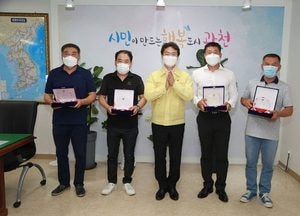 물에 빠진 70대 생명 구한 하천 관리인들 화제···김종천 과천시장, 감사패 전달하고 감사 인사 전해