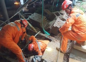 집중호우로 평택 반도체 공장 절개지 와르르...30대 근로자 3명 사망·1명 중상