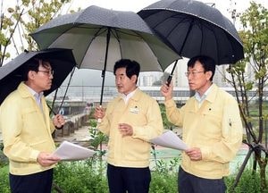 중랑천 인도교 현장 점검 나선 안병용 의정부시장 "안전통제 및 복구에 최선 다해 달라 당부"