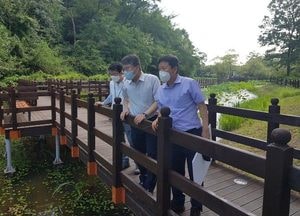 홍인성 중구청장, ‘안골유수지 연꽃단지’리모델링 현장 시찰