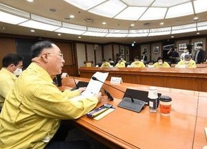 홍남기 부총리 “중소기업·소상공인 대출만기연장, 이자상환 유예조치 연장”