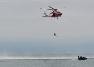 ‘바다에 빠진 익수자를 구하라’...인천 119특수구조단 헬기투입 구조훈련