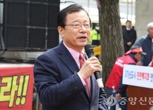 '부정 청탁' 이현재 의원, 1심서 징역 1년 선고