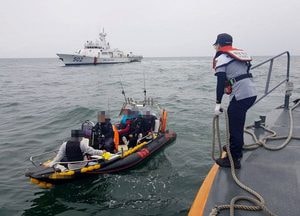 낚시객 5명 타고 있던 '침수 모터보트' 무사히 구조돼