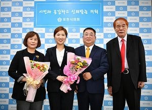 손세화 포천시의회 의장, 시민 3명에 표창장 전달
