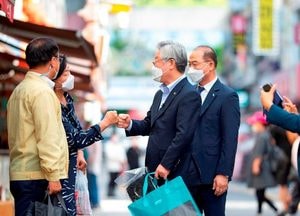 이재명 경기도지사, 추석 앞두고 양평 전통시장 방문 간담회 열어
