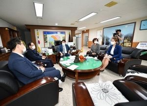 경기도 시·군의회 의장협의회, 포천시의회에 집중호우 피해 성금  전달