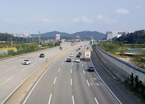 추석 당일 전국 고속도로 양방향 최대 정체···‘부산~서울 7시간’