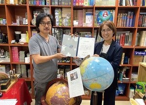 고양시, ‘동해’ 단독 표기 지구본 기증 받아