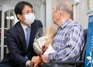 [포토] "건강하게 오래 사세요"··· 이재현 서구청장 100세 어르신 찾아 장수지팡이 전달