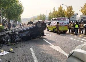 파지 손수레 80대 노인, 전복된 승용차에 치여 "숨져"