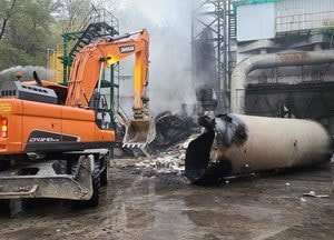 동두천 폐기물처리장서 큰 불... 탑 붕괴로 소방대원 4명 부상